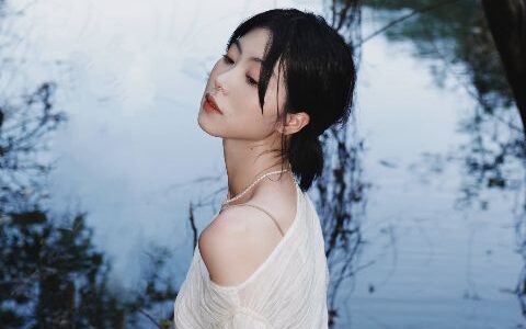 森系写真AI追色推荐：控制绿色存在感，让人物仍是视觉中心
