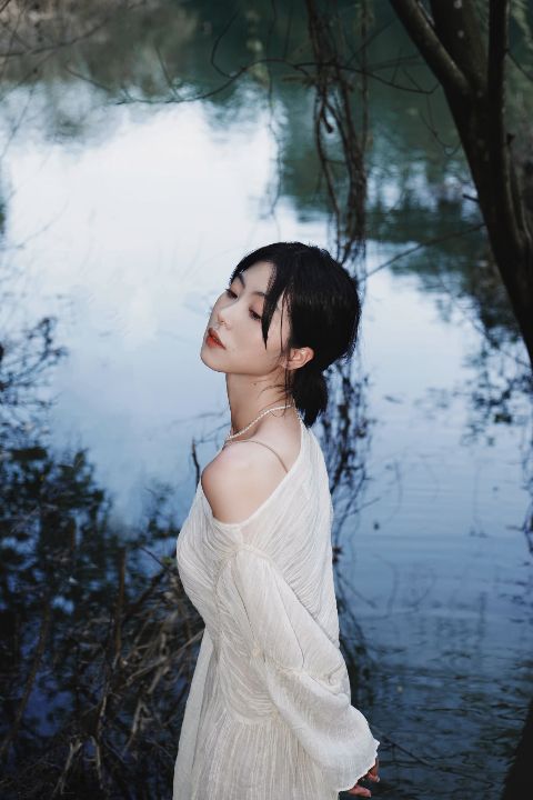 森系写真AI追色推荐:控制绿色存在感,让人物仍是视觉中心效果示例