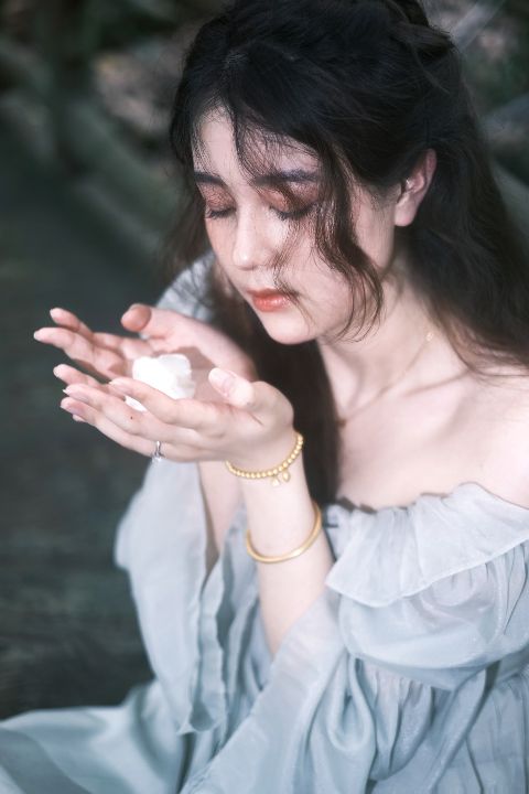 柔雾写真AI追色推荐：让光感柔和，但不牺牲五官细节效果示例