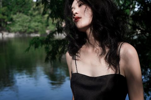 湖边写真AI追色推荐:处理水面反光,让人物保持通透效果示例