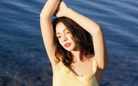 花海写真AI追色推荐：突出人物与花朵关系，不让色彩失控