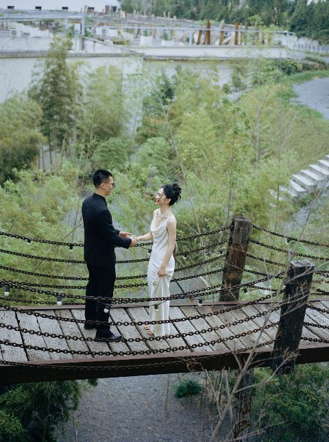 婚礼跟拍AI追色推荐:统一不同场地的色温,保留纪实感效果示例