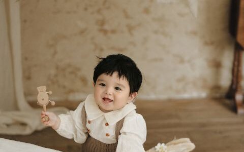 儿童法式王子写真AI追色推荐：突出男孩神态和服装纹理，控制冷暖关系