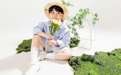 儿童男孩写真AI追色推荐：让男孩的表情和服装更利落，背景更收敛
