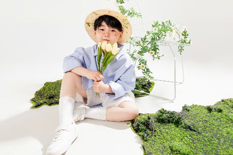 儿童男孩写真AI追色推荐:让男孩的表情和服装更利落,背景更收敛效果示例