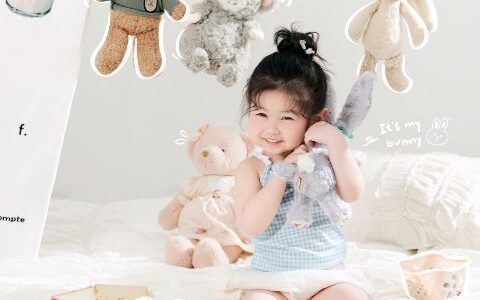 儿童玩偶主题写真AI追色推荐：让玩偶有存在感，人物仍保持第一视觉焦点