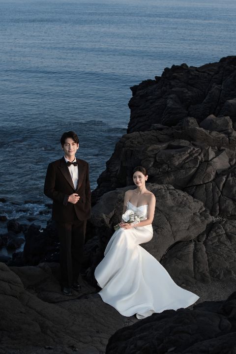 礁石海岸婚纱照AI追色推荐:稳定肤色和白纱,再保留岩石纹理效果示例