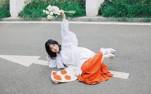 少女写真AI追色推荐：让人物表情和服装保持松弛感
