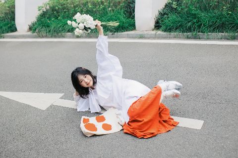 少女写真AI追色推荐：让人物表情和服装保持松弛感效果示例