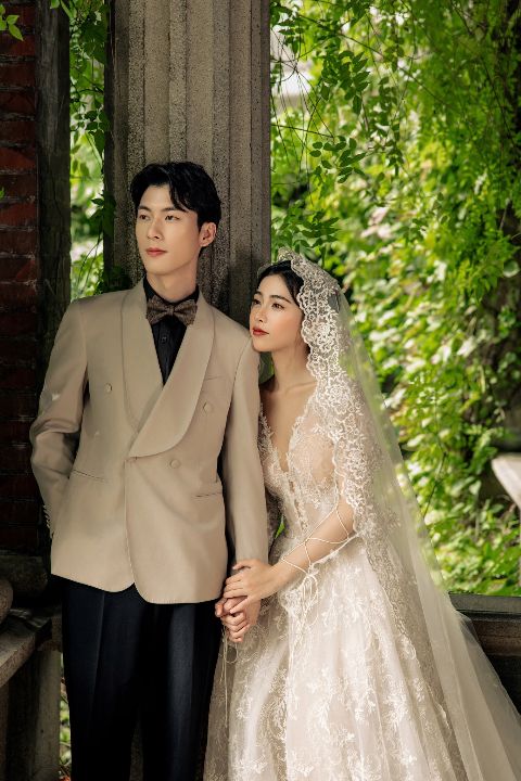 法式庭院婚纱照AI追色推荐:让白纱、肤色和花园层次保持轻盈效果示例