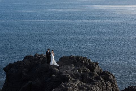 礁石海岸婚纱照AI追色推荐:稳定肤色和白纱,再保留岩石纹理适用场景